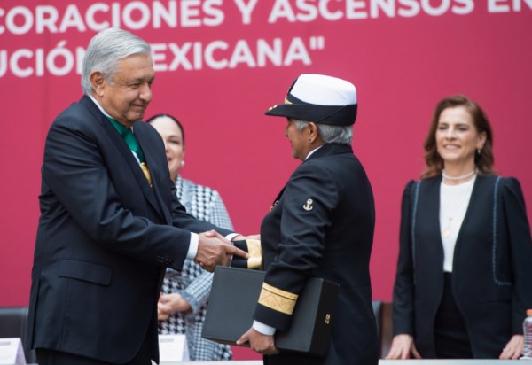 Presidente entrega condecoraciones y ascensos a Fuerzas Armadas