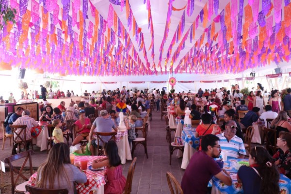 Un ambiente familiar se disfruta en el tianguis gastronómico Desde mis raíces con sus sabores