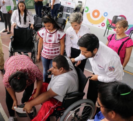 Habitantes de 35 municipios de Valles Centrales reciben aparatos funcionales y de movilidad