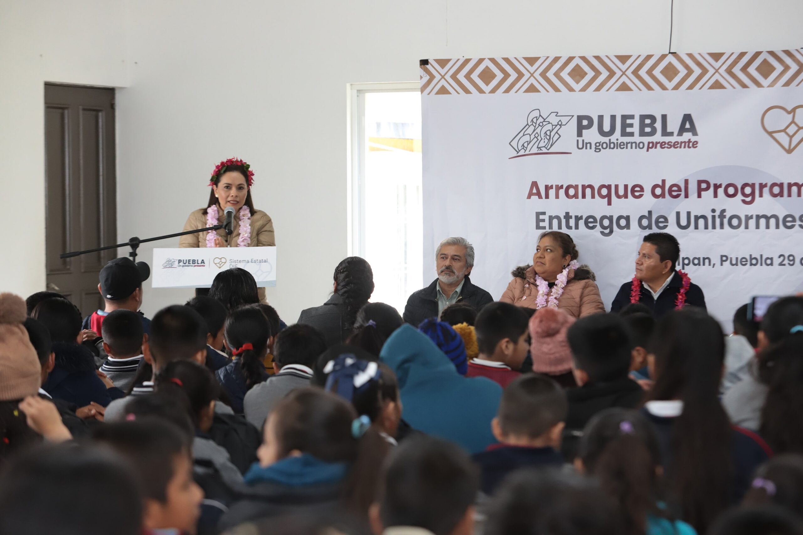 En Ajalpan, Gaby Bonilla inicia entrega de paquetes escolares a menores indígenas