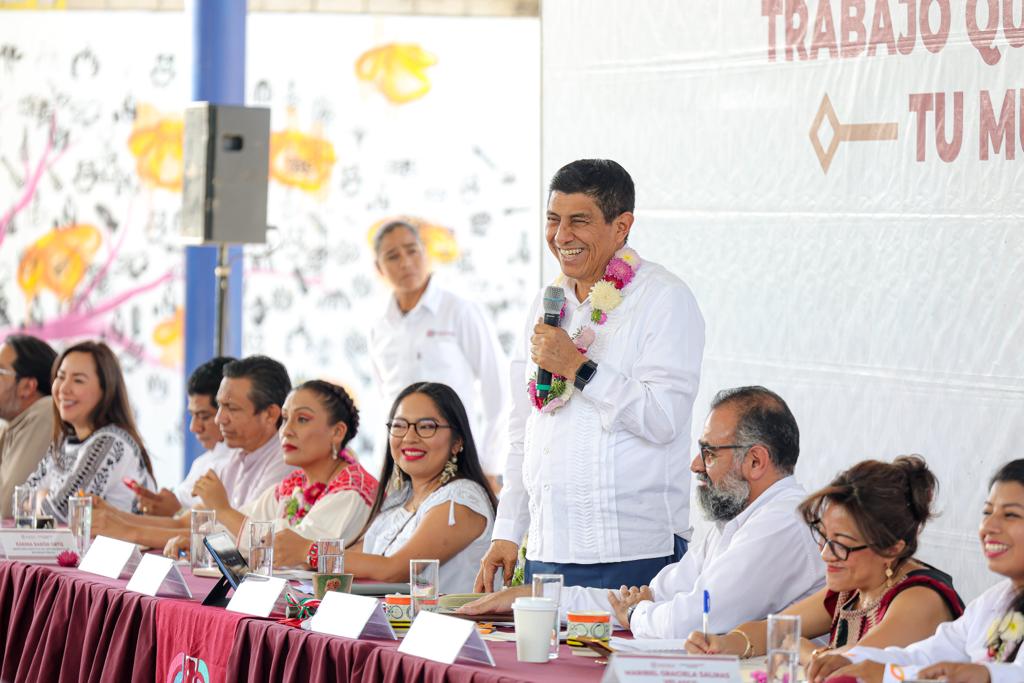 Anuncian programas de alimentación, campo y educación en Santa Catarina Minas, la cuna del mezcal