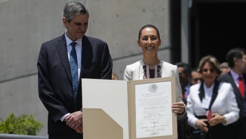 Sheinbaum recibe constancia como presidenta electa de México