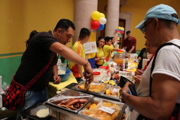 Ofrece comunidad extrajera en Zacatecas Muestra Gastronómica y Cultural en el FZFI 2024