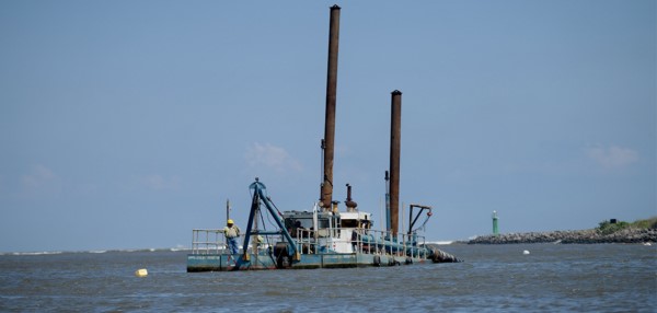 Mediante dragado, rescata Gobierno pesca y turismo en río Jamapa
