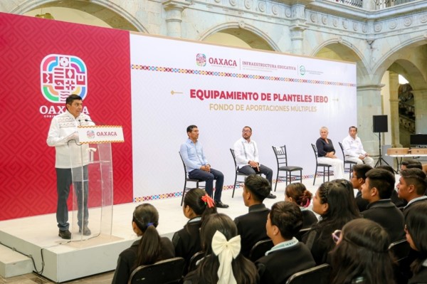 Gobierno de Oaxaca fortalece la educación con entrega de equipos de cómputo para planteles del IEBO