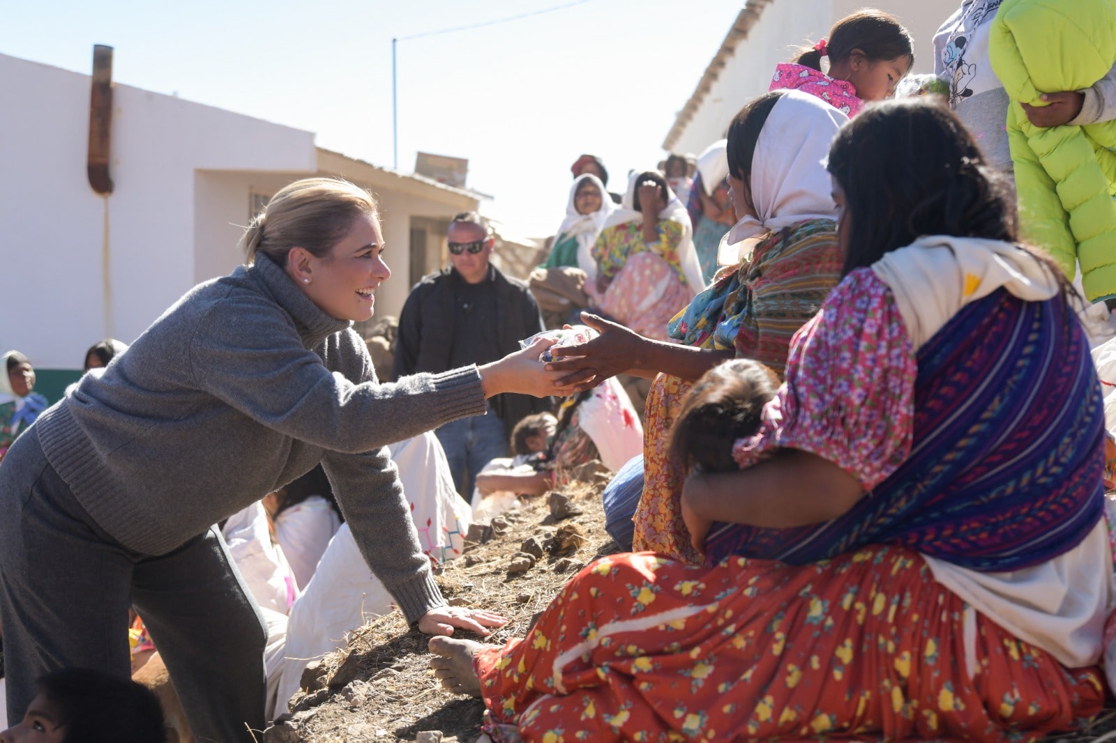 Maru Campos entrega 20 toneladas de maíz y frijol a familias de Batopilas durante Megaposada Navideña
