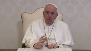 Papa Francisco continúa mejorando en su capacidad de hablar y trabaja sentado en su escritorio