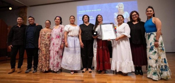Recibe Medalla Bellas Artes 2025 Elena de la Luz Ramírez Aguirre por legado en el son jarocho