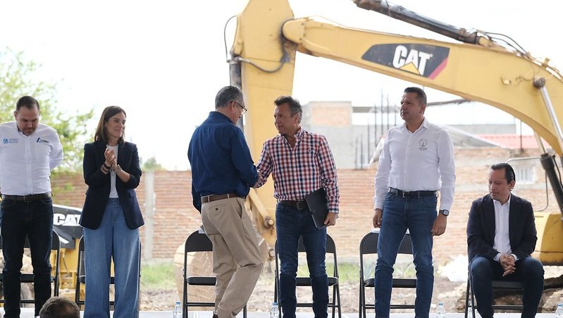 Pablo Lemus Navarro, Gobernador de Jalisco, anuncia acciones de impulso a la vivienda social y respaldo a productores de miel de Jamay