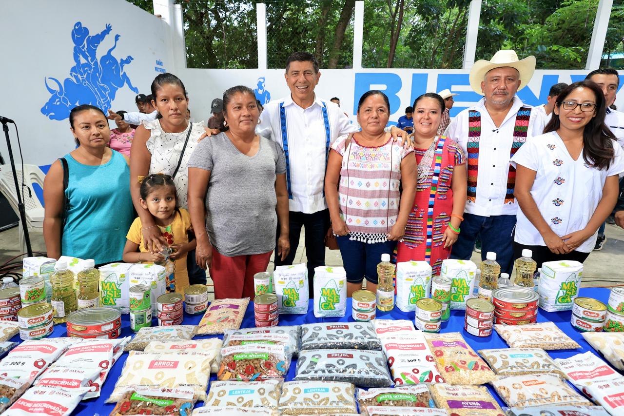 La Presidenta Honoraria del Sistema DIF Oaxaca, Irma Bolaños Quijano destacó que esta ayuda transforma la vida de la población ya que incide en su bienestar físico y emocional