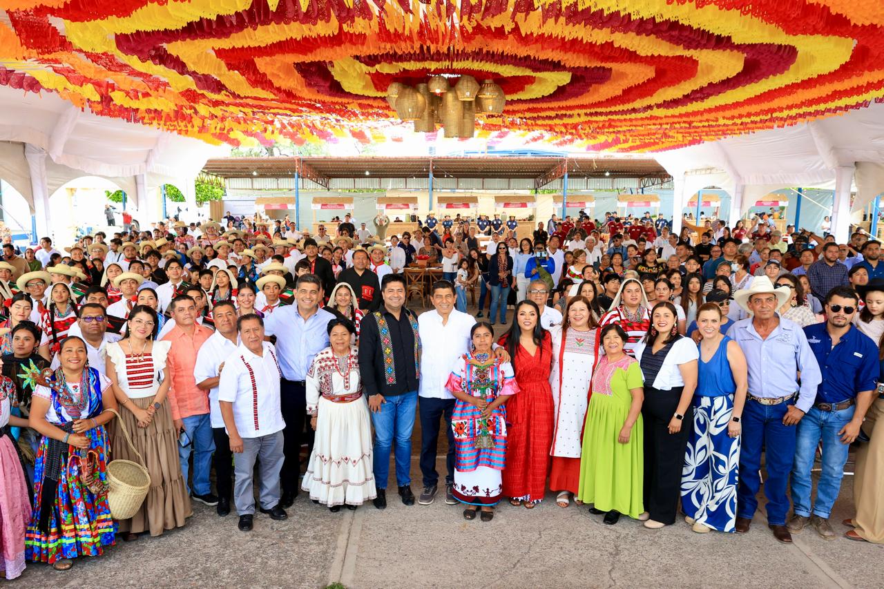 En Festival del Mole de Caderas 2025, Salomón Jara reconoce contribución de personas cocineras tradicionales a la identidad de Oaxaca
