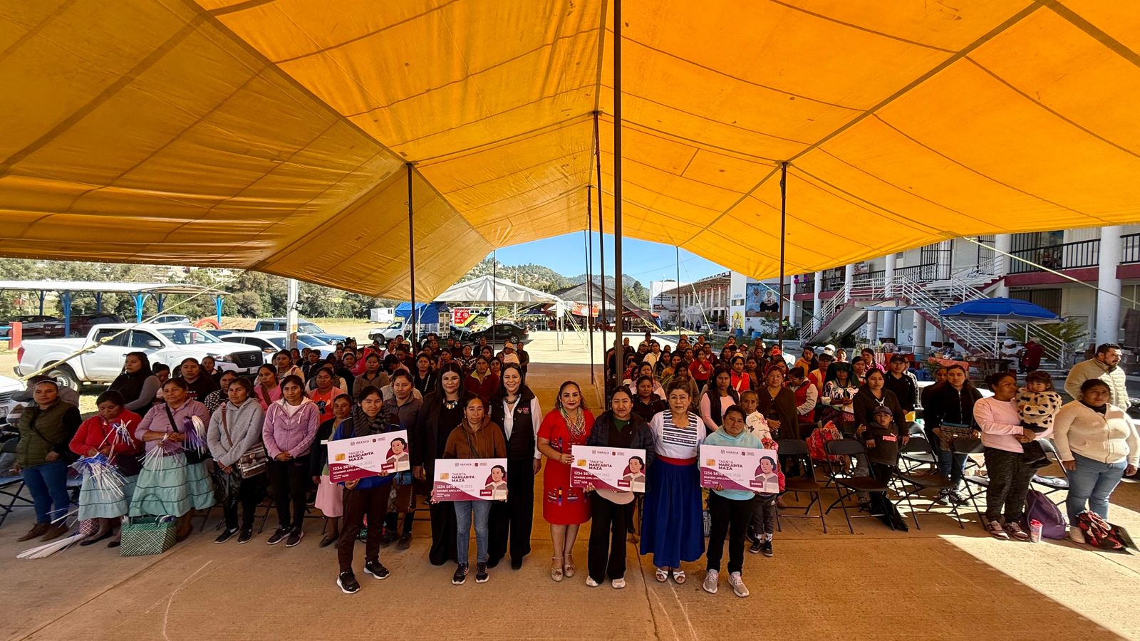 Entrega Sebienti 135 tarjetas Margarita Maza en favor del bienestar de jefas de familia en Tlaxiaco