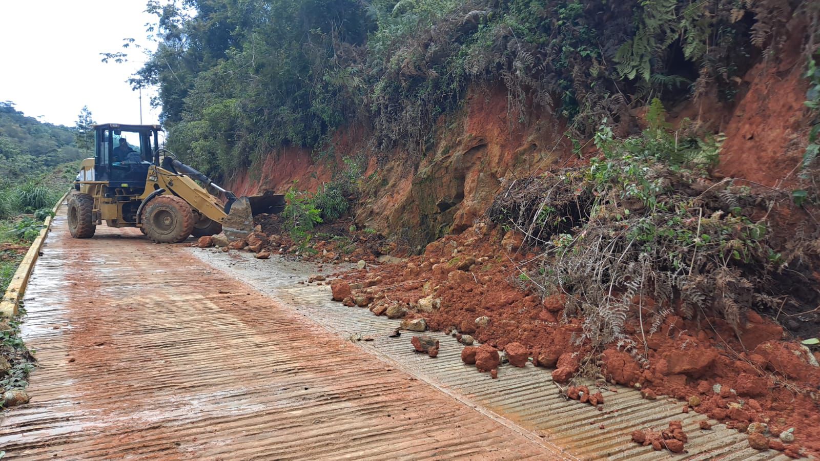 Realiza Gobierno de Oaxaca reapertura de caminos afectados por derrumbes en la Sierra Sur, Mixteca y Costa