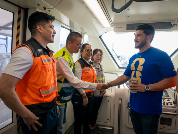 Es un sueño hecho realidad.- Samuel García al recorrer con Mariana Rodríguez en Monorriel de Churubusco a Fundidora