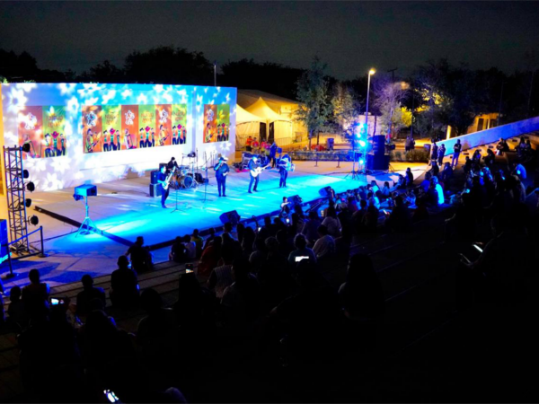 Pasan una noche de bohemia y romanticismo dentro del Foro Cultural del Pabellón Parque del Agua