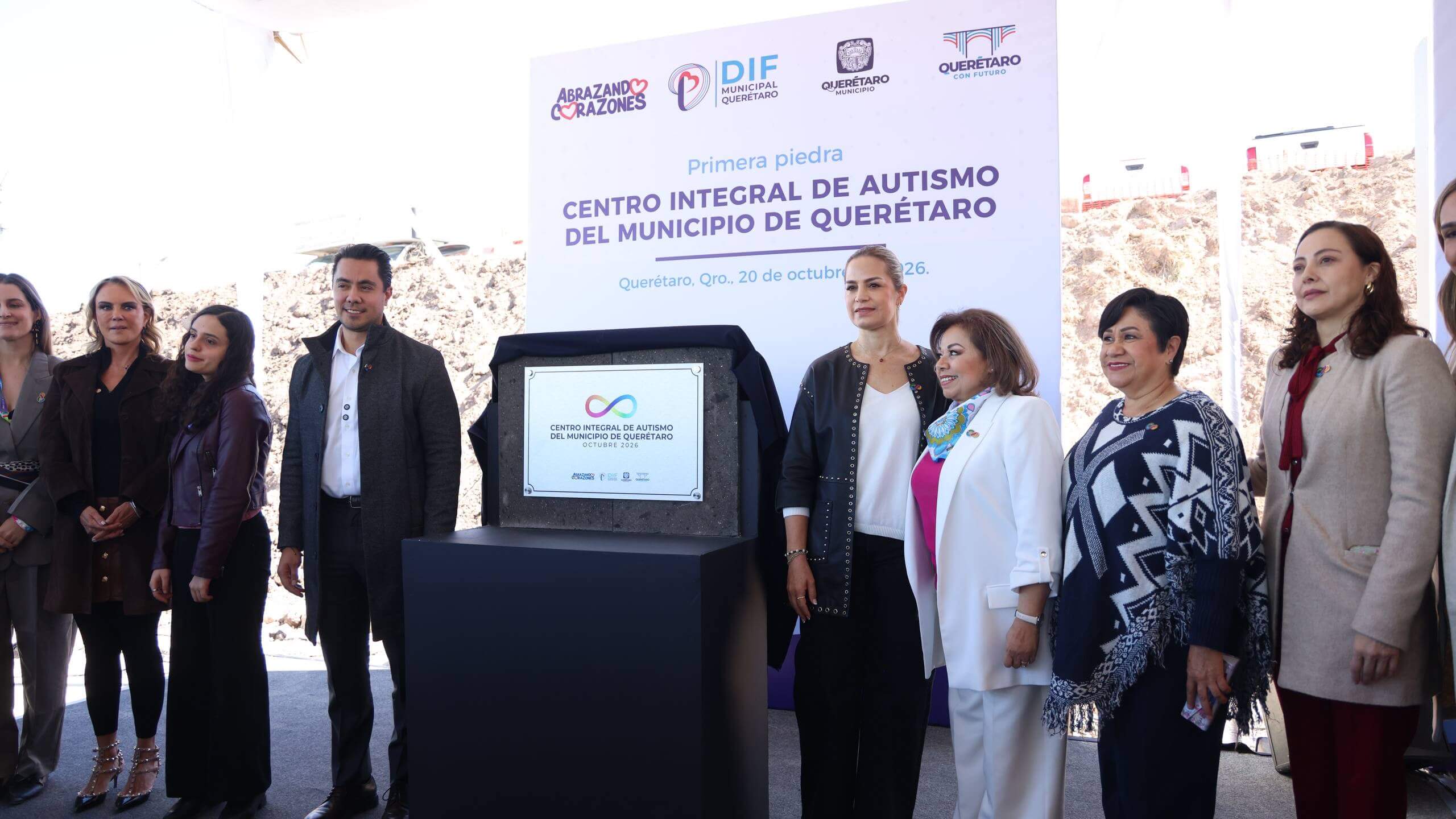 Colocan la primera piedra del Centro Integral de Autismo