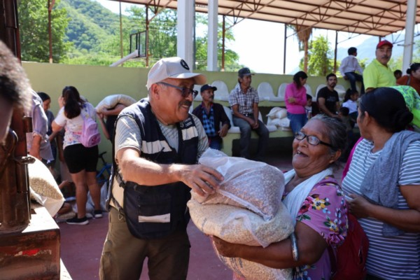 Acerca Estado apoyos alimentarios, educativos y productivos a comunidades de Urique