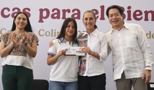 Gracias a las Becas para el Bienestar cerca de 400 mil jóvenes estudiarán preparatoria: presidenta entrega beca Benito Juárez en Colima