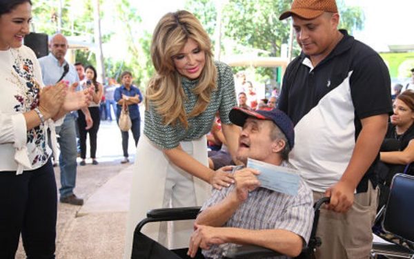 Claudia Pavlovich Arellano entrega Estímulos Económicos para Personas con Discapacidad