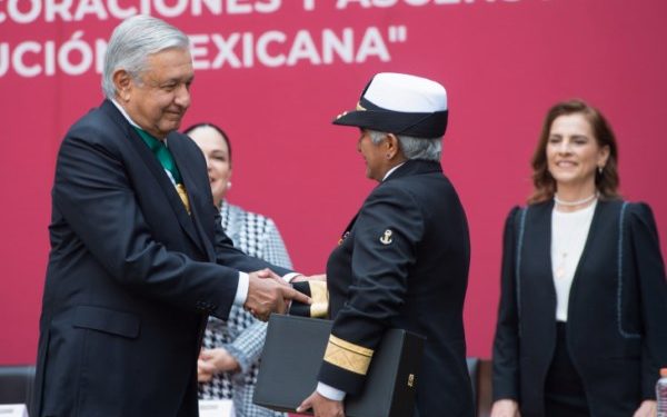 Presidente entrega condecoraciones y ascensos a Fuerzas Armadas