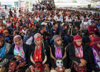 Presidente refrenda compromiso de justicia con activista y los 43 de Ayotzinapa
