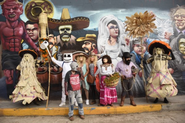 Miles de personas tomaron las calles para honrar y celebrar a la muerte con atuendos alusivos, música, baile y tradición.