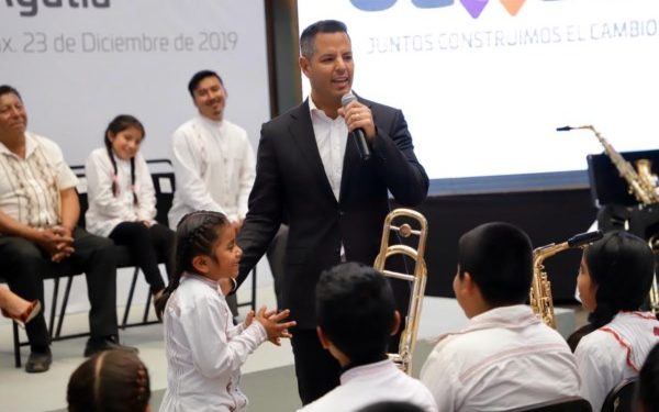 Entrega Alejandro Murat instrumentos musicales a la Banda Filarmónica de Ayutla, Mixe
