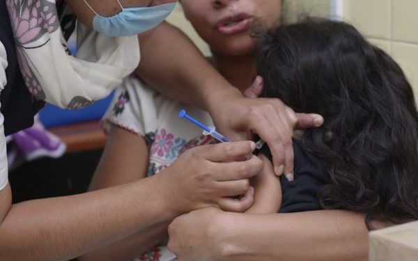 la vacuna triple viral (antisarampión, antirubéola, antiparotiditis).
