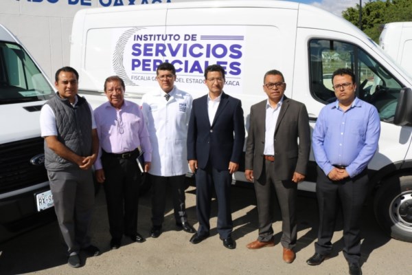 entregó cinco unidades tipo Van y una camioneta para las áreas periciales en la Cuenca, Costa, Istmo, Mixteca y Valles Centrales.