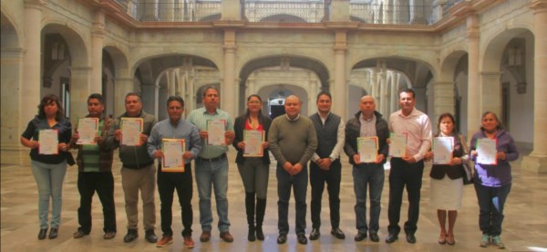 constancias de validación de Planes Municipales de Desarrollo, a autoridades de 10 ayuntamientos oaxaqueños.