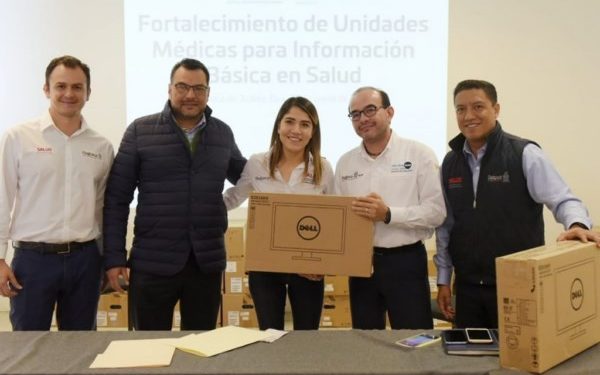 Casas Escamilla hizo entrega de 380 equipos de cómputo.