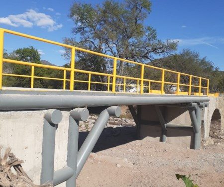 puente vehicular que conecta a los municipios de San Jorge Nuchita y San Lorenzo Victoria en la región de la Mixteca.