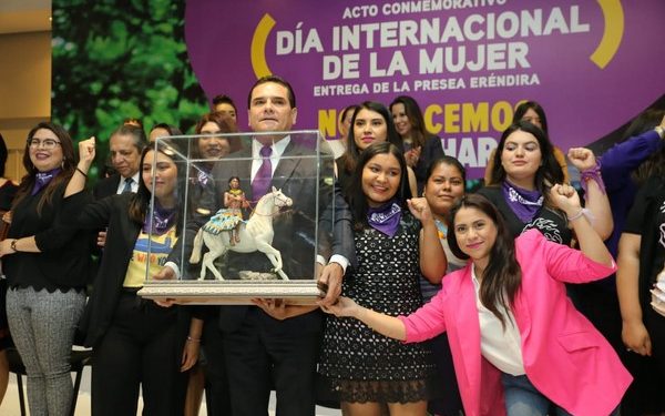 Mujeres no detengan su lucha, son ejemplo de sororidad y esperanza: Silvano Aureoles