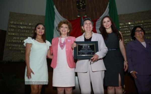 La doctora Piedad Peniche Rivero recibió la distinción por su gran trayectoria académica en temas de igualdad de género.