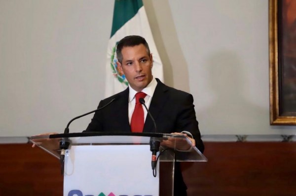   “Quiero que sepas que no estás sola ni solo, que tu trabajo y compromiso con Oaxaca son fundamentales”, señaló el Mandatario Estatal