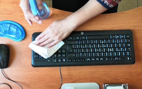 mantener limpios los espacios de trabajo y objetos de uso común, así como establecer la sana distancia, resaltó.