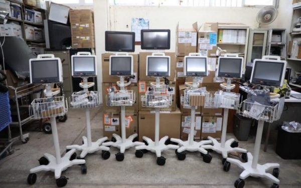 se está entregando continuamente artículos de protección para el personal médico de los hospitales públicos estatales ante la emergencia sanitaria.