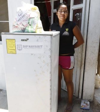 entregó refrigeradores, estufas y paquetes de alimentos a población vulnerable