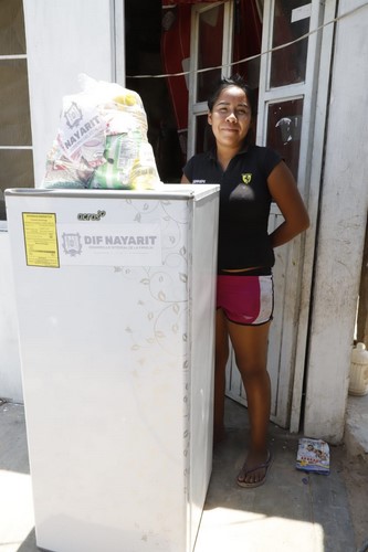 entregó refrigeradores, estufas y paquetes de alimentos a población vulnerable