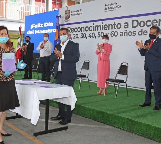 l Gobierno de Nuevo León y la Secretaría de Educación reconocieron la trayectoria de docentes tanto del sistema educativo estatal como federal.