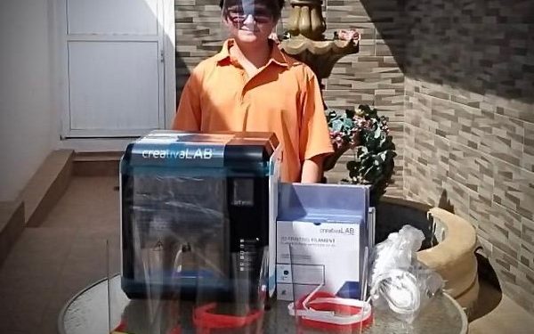 entregó al niño Jorge Martínez Gracida English una impresora 3D y material de apoyo para la elaboración de caretas protectoras.