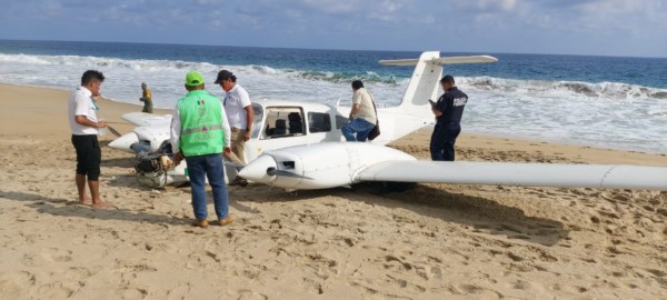 avioneta en la playa Agua Dulce, Bajos de Chila, San Pedro Mixtepec