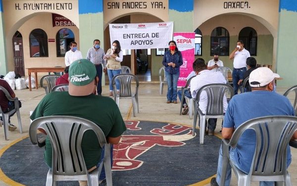 entrega de insumos sanitarios a distintas comunidades de la entidad.