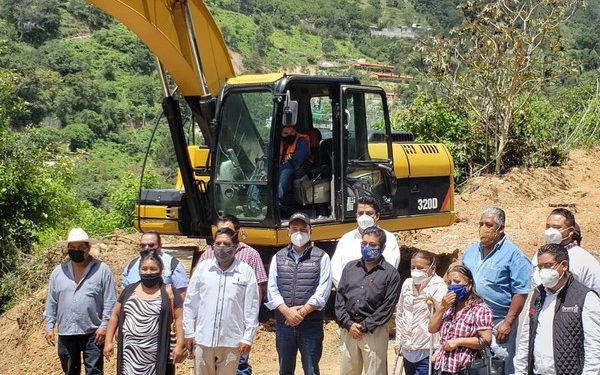 banderazo inicial de la reconstrucción de 5.7 kilómetros de la carretera Huajuapan de León - El Carrizal