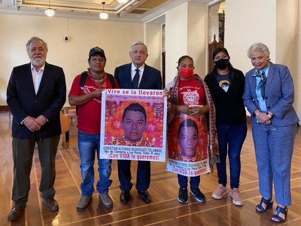 Palacio Nacional con familiares de los 43 normalistas de Ayotzinapa.