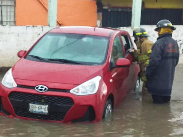 -La Policía Estatal Bomberos atiende inundaciones y afectaciones por ráfagas de viento