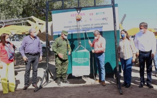 ceremonia de colocación de la primera piedra del Cuartel Militar para Cinco Manantiales,