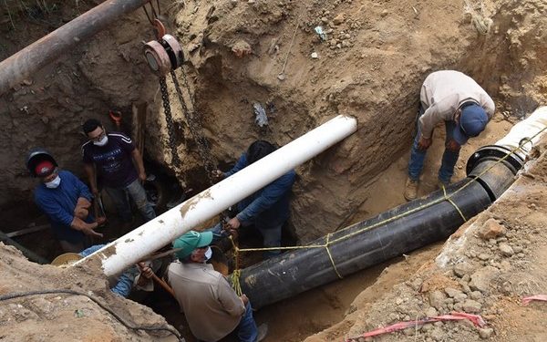 continúa labores de reparación en línea de conducción afectada por ruptura,