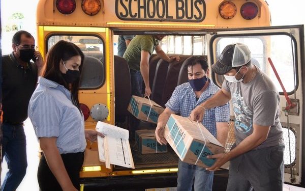 con la firme intención de hacer llegar los libros a cada uno de los estudiantes en Durango.