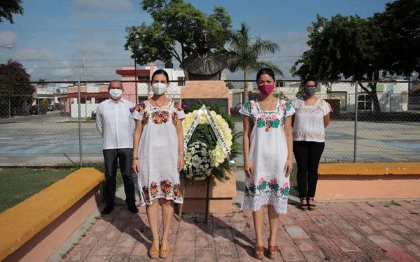 Autoridades culturales realizan una ofrenda floral en el parque "Teatro Regional".